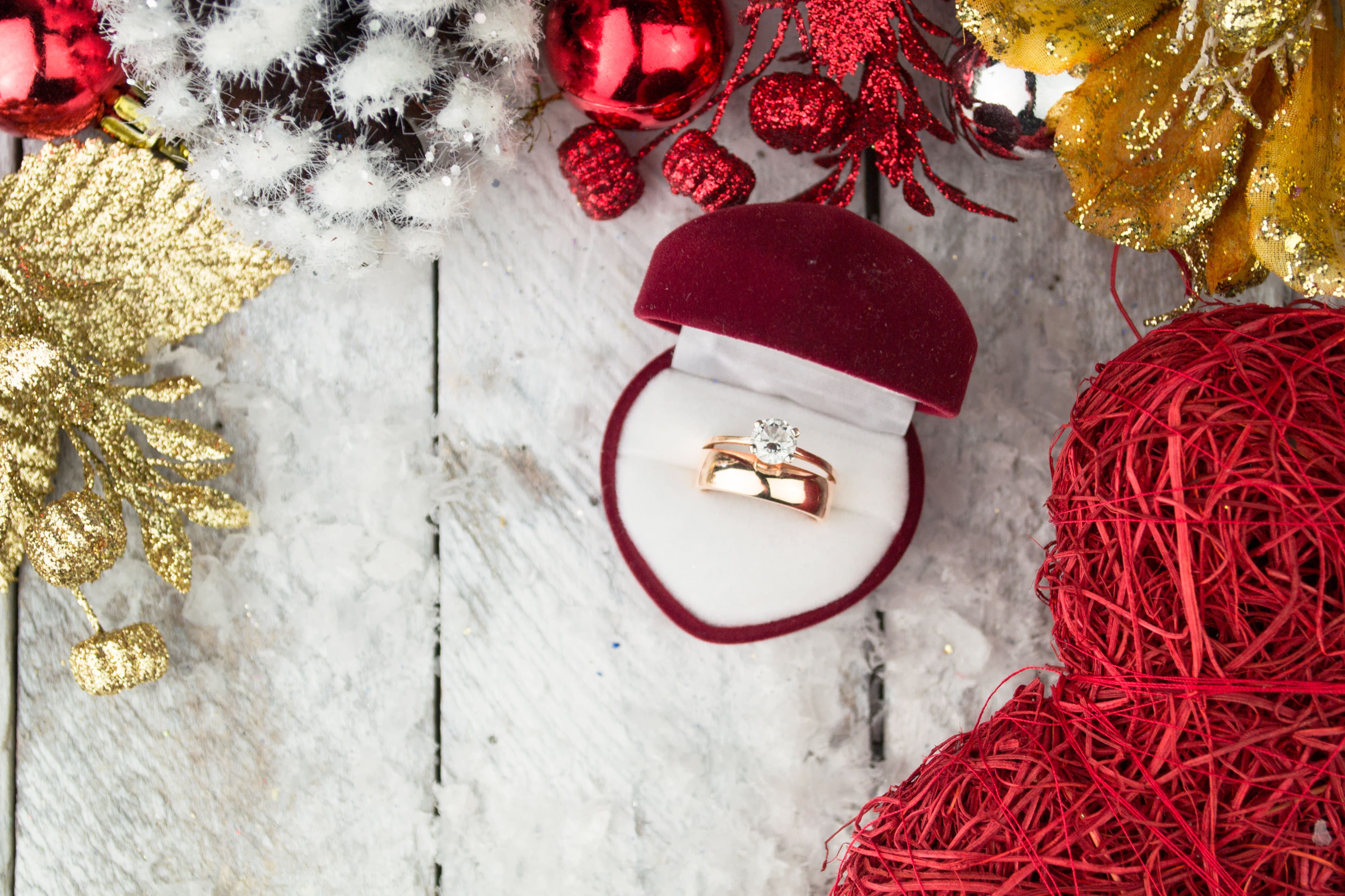 10 HolidayThemed Bespoke Engagement Rings
